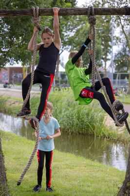 Balanceren, klauteren, tijgeren en schieten tijdens survivalrun bij KDO